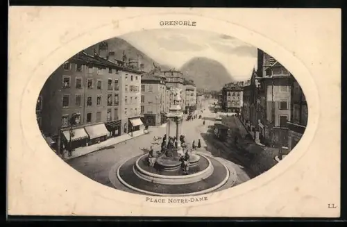 AK Grenoble, Place Notre-Dame et sa fontaine centrale