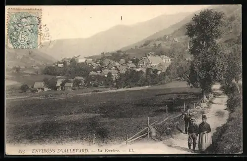 AK La Ferrière, Vue du village avec chemin bordé d`arbres et collines en arrière-plan