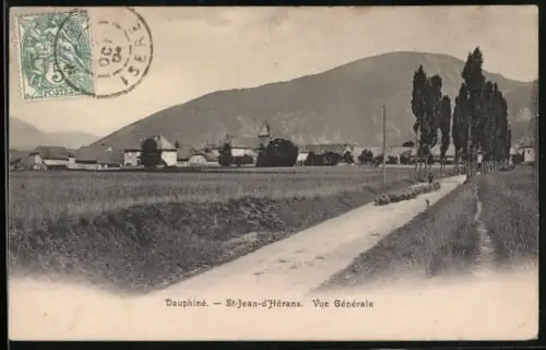 AK Saint-Jean-d`Hérans, Vue Générale du village avec montagnes en arrière-plan