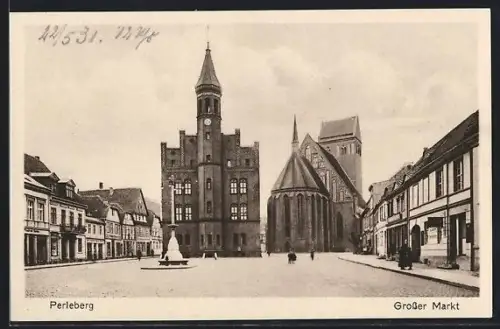AK Perleberg, Grosser Markt mit Blick auf die Kirche und Rathaus