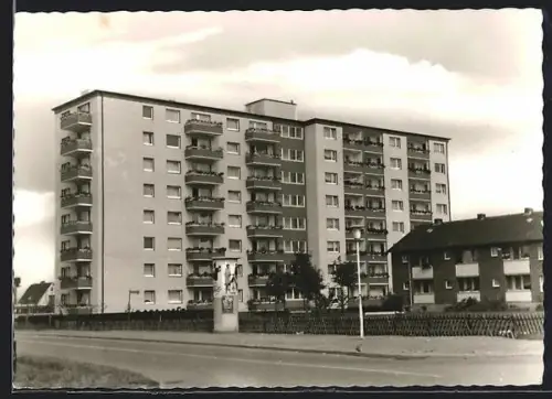 AK Lauenburg /Elbe, Wohnhaus, Mehrfamilienhaus, Litfasssäule