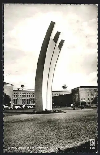 AK Berlin-Tempelhof, Denkmal der Luftbrücke
