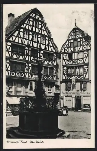 AK Bernkastel-Kues, Marktplatz, Fachwerkhäuser, Brunnen