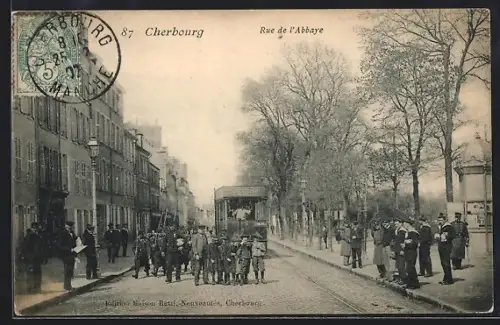 AK Cherbourg, Rue de l`Abbaye, Strassenpartie mit Strassenbahn