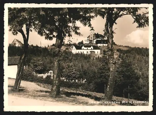 AK Mückenberg /Erzgebirge, Panorama mit Kirche