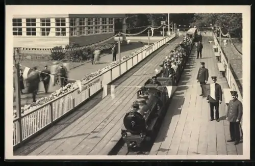 AK Düsseldorf, Grosse Ausstellung 1926, Die Liliputbahn im Bahnhof Haupttor