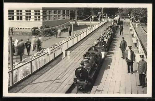 AK Düsseldorf, Grosse Ausstellung 1926, Die Liliputbahn im Bahnhof Haupttor