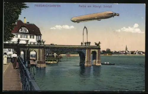 AK Friedrichshafen, Partie am Königlichen Schloss mit überfliegendem Zeppelin