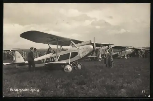 AK Doppeldecker-Sportflugzeuge auf Flugfeld
