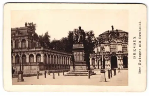 Fotografie unbekannter Fotograf, Ansicht Dresden, der Zwinger mit Denkmal