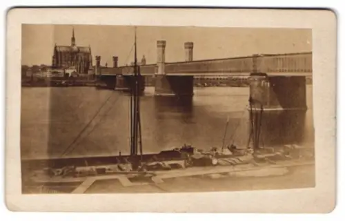 Fotografie unbekannter Fotograf, Ansicht Köln a. Rh., Blick über die Dombrücke nach der Stadt mit Kölner Dom
