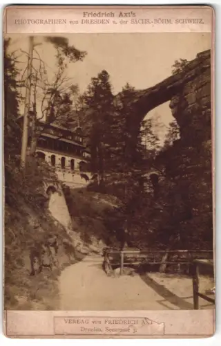 Fotografie Friedrich Axt, Dresden, Ansicht Prebischtor, Gasthaus mit der Felsformation