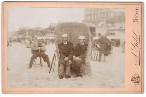 Fotografie A. Gäbel, Sylt, Ansicht Sylt, zwei Herren posieren im Strandkorb vor der Promenade