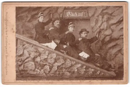 Fotografie P. Ney, Berchtesgaden, Besucher des Salzbergwerk auf Rutsche als Bergleute, Studiokulisse