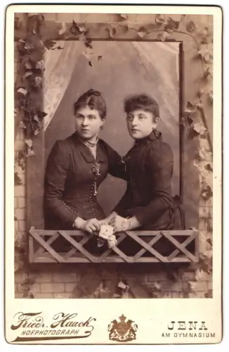 Fotografie Friedr. Haack, Jena, zwei junge Damen Juliane und Sofia Kirchtoff an einem Fenster einer Studiokulisse