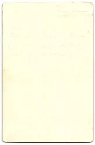 Fotografie Friedr. Haack, Jena, zwei junge Damen Juliane und Sofia Kirchtoff an einem Fenster einer Studiokulisse