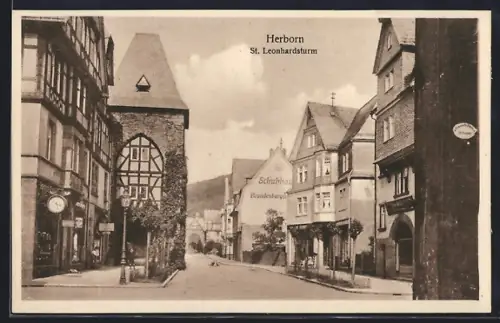 AK Herborn / Dill, Strassenpartie am St. Leonhardsturm