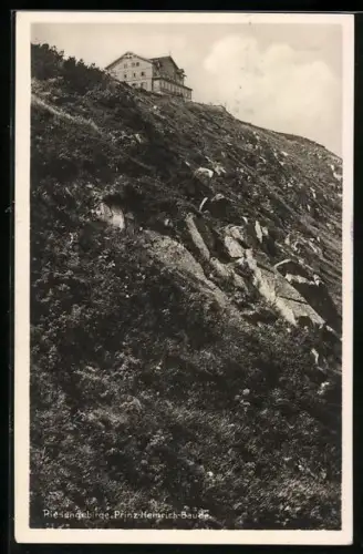AK Prinz-Heinrich-Baude /Riesengebirge, Blick hoch zur Berghütte