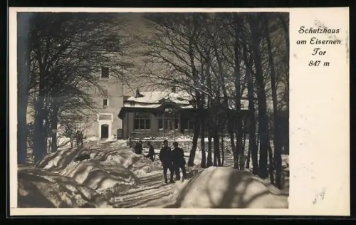 AK Eisernes Tor Schutzhaus, Gäste vor der winterlichen Berghütte