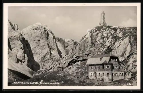 AK Wolayerseehütte /Karnische Alpen, Berghütte mit Felswänden