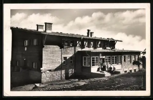 AK Schutzhütte KTT am Kahlenberg, Besucher vor dem Eingang