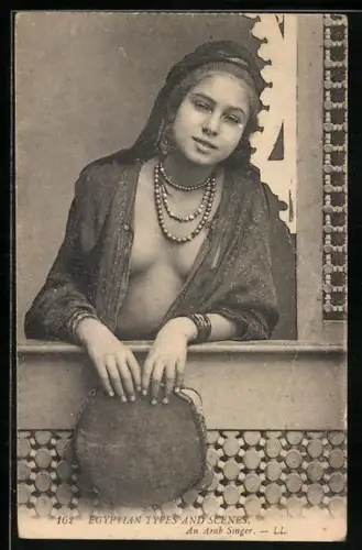 AK Egyptian Types and Scenes, An Arab Singer, Arabische Sängerin leicht bekleidet