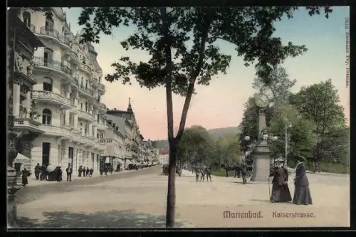 AK Marienbad, Partie in der Kaiserstrasse mit Uhrsäule