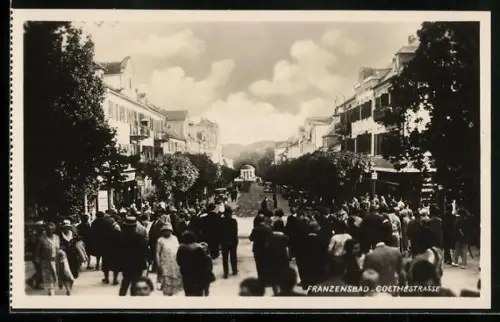 AK Franzensbad, Blick in die Goethestrasse mit zahlreichen Passanten
