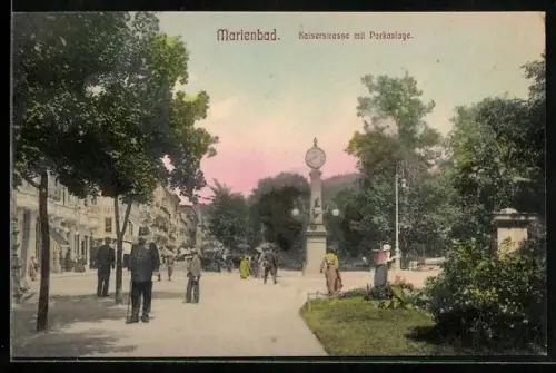 AK Marienbad, Kaiserstrasse mit Parkanlage und Uhrsäule