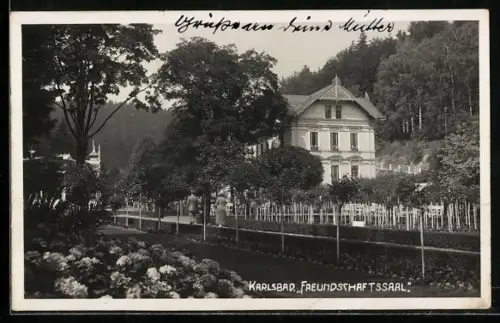 AK Karlsbad, Gasthof Freundschaftssaal mit angrenzendem Wald