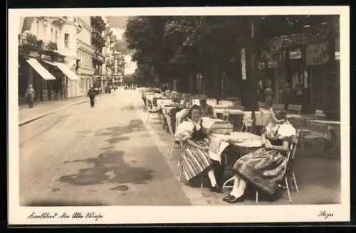 AK Karlsbad, Die Alte Wiese, Tische von Cafe am Strassenrand, -Fahne