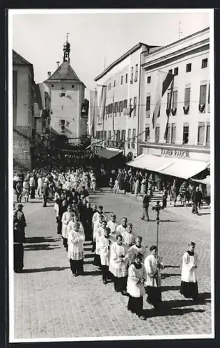 AK Laufen / Obb., Prozession am Rathaus und Gasthaus Xaver Rauch