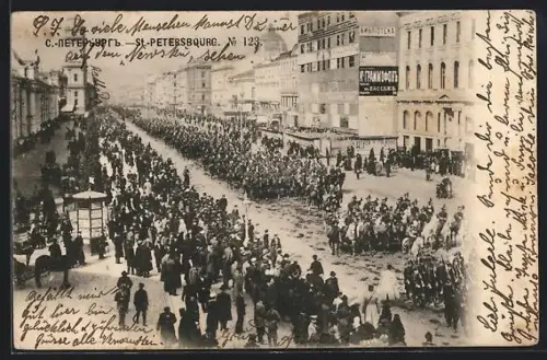 AK St.-Petersbourg, Militärparade mit Zuschauern