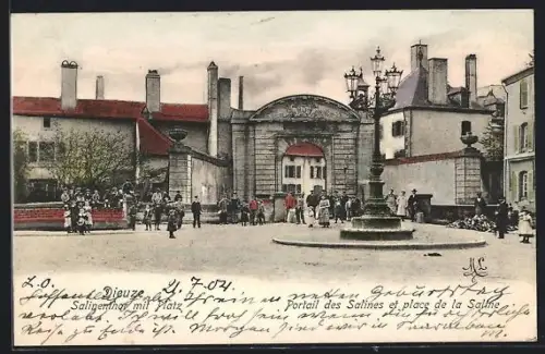 AK Dieuze, Salinenthor mit Platz und Versammlung, Brunnen