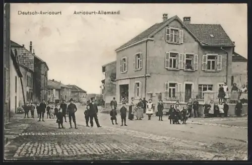 AK Deutsch-Avricourt, Strassenpartie mit Einwohnern u. Kindern, Panorama