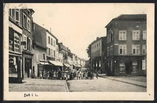 AK Duss, Strassenpartie mit Häusern, Kinder-Gruppe