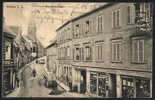 AK Bitsch i. L., Herrenstrasse mit Hotel Bournique u. Turmgebäude aus der Vogelschau