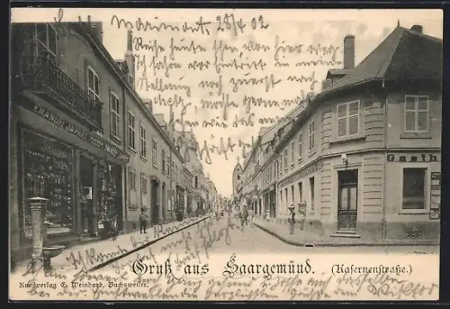 AK Saargemünd, Kasernenstrasse mit Gasthof, Geschäften, Kirche, Brunnen