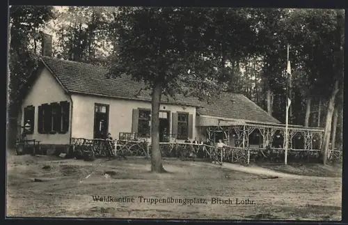 AK Bitsch /Lothr., Gasthaus Waldkantine Truppenübungsplatz mit Personal