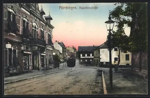 AK Mörchingen, Kapellenstrasse mit Geschäften u. Strassenbahn
