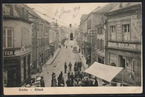 AK Bitsch, Strassenpartie mit Kaffee, Verkaufsstand u. hängender Leuchte aus der Vogelschau
