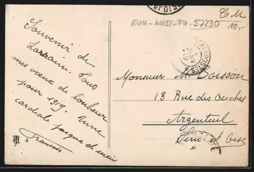 AK Bitsch, Strassenpartie mit Kaffee, Verkaufsstand u. hängender Leuchte aus der Vogelschau