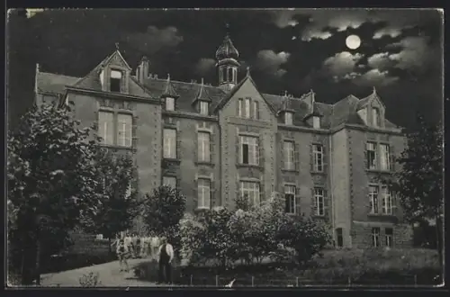 AK Algringen /Lothr., Krankenhaus mit kleiner Versammlung in der Einfahrt, Vollmond