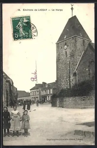 AK Le Horps, Vue de l`église et de la rue animée avec des habitants et des enfants