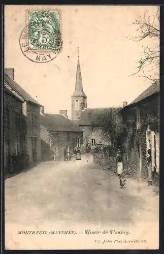AK Montreuil /Mayenne, Route de Poulay et église au fond