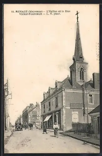 AK Renazé /Mayenne, L`Église et la Rue Victor-Fourcault