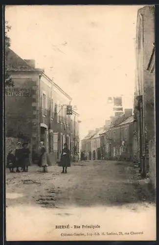 AK Bierné, Rue Principale avec habitants