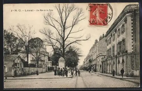 AK Laval, La Rue de la Paix avec passants et bâtiments anciens