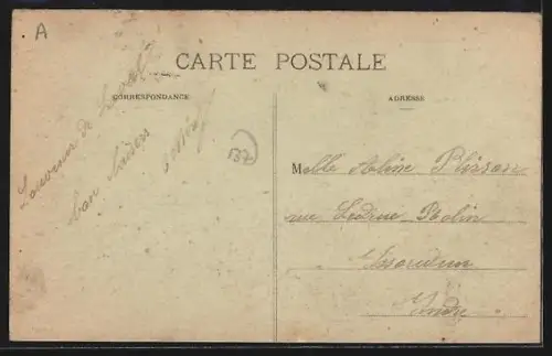 AK Laval, La Rue de la Paix avec passants et bâtiments anciens