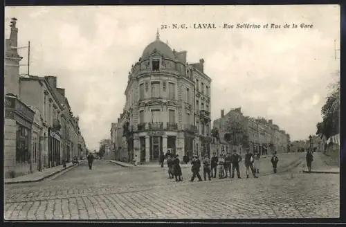 AK Laval, Rue Solférino et Rue de la Gare avec passants